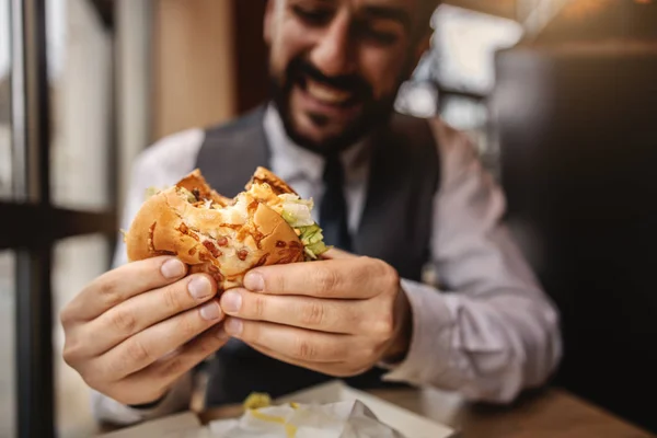 Primo Piano Uomo Affamato Giacca Cravatta Seduto Fast Food Mangiare — Foto Stock