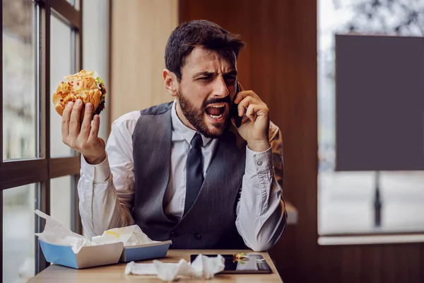 Νεαρός Απογοητευμένος Επιχειρηματίας Που Κάθεται Στο Εστιατόριο Fast Food Κάνει — Φωτογραφία Αρχείου