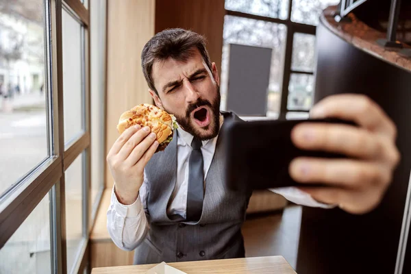Νεαρός Ελκυστικός Γενειοφόρος Επιχειρηματίας Κάθεται Εστιατόριο Fast Food Κρατώντας Νόστιμα — Φωτογραφία Αρχείου