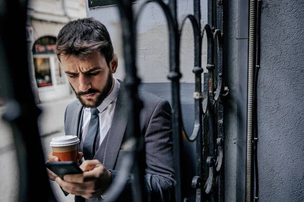 Giovane Uomo Affari Barbuto Piedi Accanto Una Vecchia Recinzione Ferro — Foto Stock