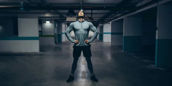 Penuh Panjang Tampan Otot Olahragawan Berdiri Garasi Bawah Tanah Dengan — Stok Foto