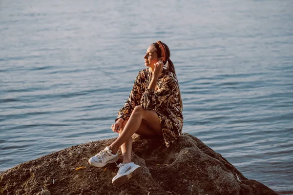 Saçında Bantla Çiçekli Elbisesi Olan Nehrin Yanındaki Kayada Oturan Güneşli — Stok fotoğraf