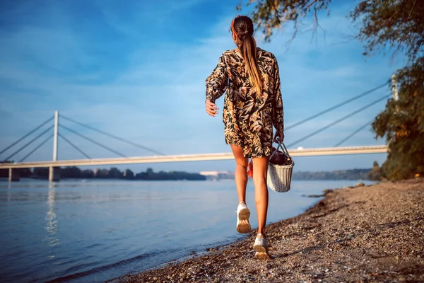 Bakre Bild Smal Attraktiv Kaukasisk Brunett Blommig Klänning Med Picknick — Stockfoto