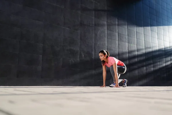 Hermosa Morena Caucásica Ropa Deportiva Arrodillada Preparándose Para Correr Atrás — Foto de Stock