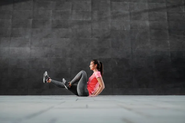 Vista Lateral Una Guapa Morena Forma Vestida Con Ropa Deportiva — Foto de Stock