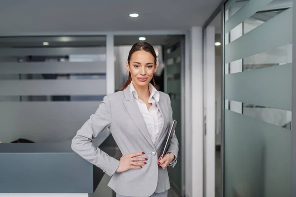 Succesvolle Kaukasische Jonge Zakenvrouw Staan Corporate Bedrijf Hand Hand Heup — Stockfoto