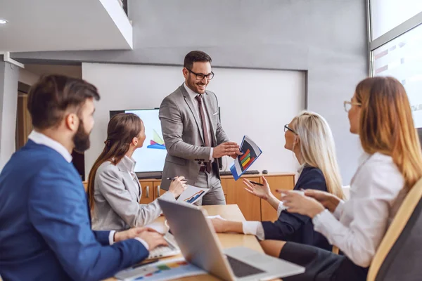 Junge Gutaussehende Kaukasische Bärtige Häuptlinge Stehen Sitzungssaal Halten Chart Und — Stockfoto