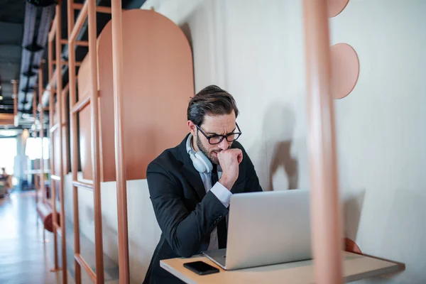 Preocupado Guapo Caucásico Barbudo Hombre Negocios Traje Con Gafas Sentado — Foto de Stock