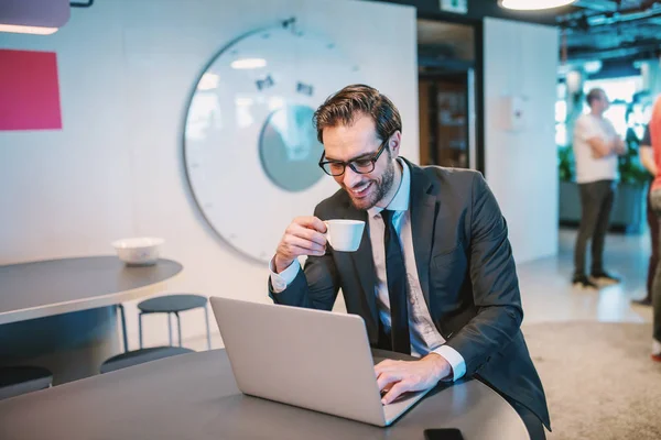 Gelukkig Kaukasische Knappe Bebaarde Zakenman Pak Met Bril Zittend Aan — Stockfoto