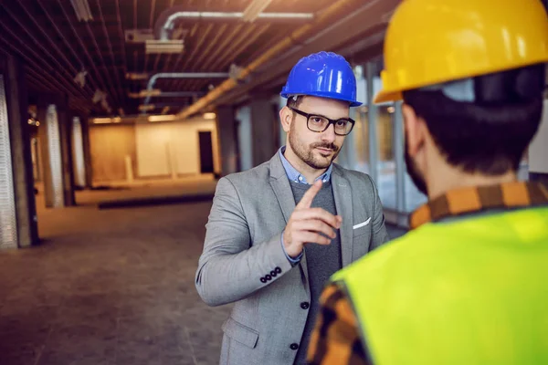 Allvarlig Kaukasisk Arkitekt Som Uppmärksammar Byggnadsarbetare Betydelsen Det Projekt Arbetar — Stockfoto