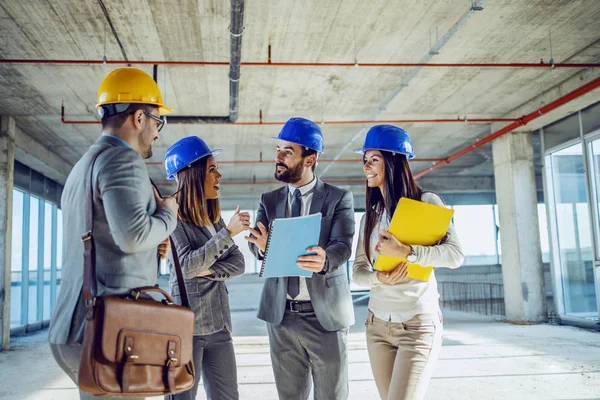 Pequeño Grupo Jóvenes Arquitectos Muy Motivados Que Encuentran Dentro Del —  Fotos de Stock