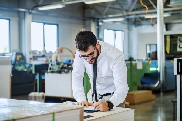 Bellissimo Supervisore Caucasico Barbuto Con Occhiali Camicia Cravatta Che Controlla — Foto Stock