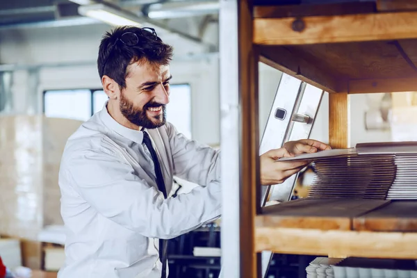 Sorridente Supervisore Caucasico Barbuto Camicia Cravatta Prendendo Lastra Stampa Offset — Foto Stock