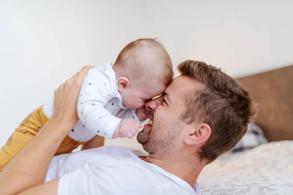 Guapo Padre Joven Acostado Cama Dormitorio Levantando Amoroso Niño Riendo —  Fotos de Stock