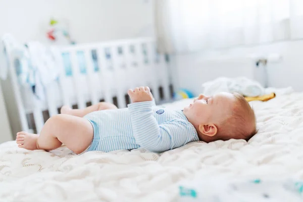 Vista Lateral Adorável Caucasiano Menino Seis Meses Vestido Bodysuit Deitado — Fotografia de Stock