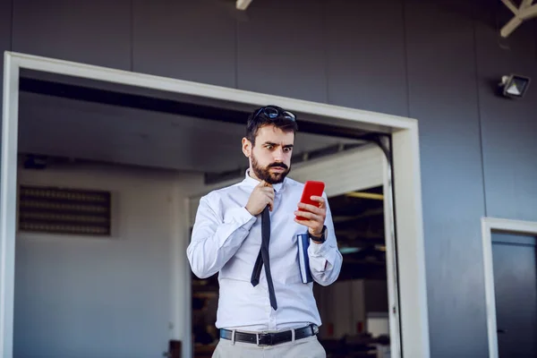 Scioccato Regista Caucasico Barbuto Possesso Smart Phone Guardando Sgradevole Mail — Foto Stock