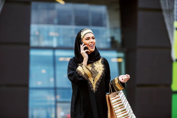 Splendida Attraente Donna Musulmana Positiva Sorridente Abito Tradizionale Piedi Fronte — Foto Stock