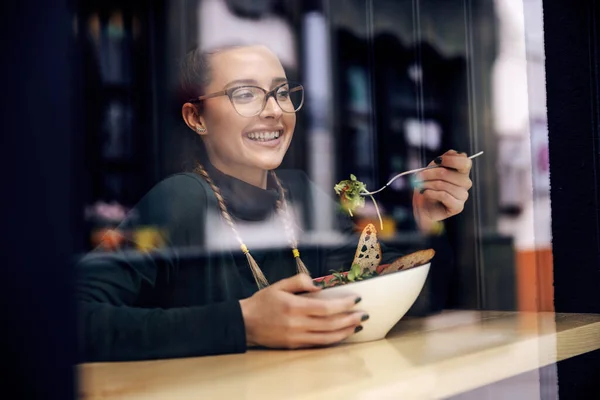 Wanita Muda Tersenyum Duduk Restoran Dan Menikmati Saladnya Untuk Makan — Stok Foto