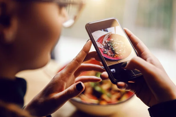 Primer Plano Joven Mujer Tomando Fotos Ensalada Mientras Está Sentada — Foto de Stock