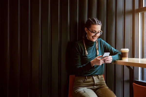 Junge Frau Mit Zöpfen Sitzt Café Macht Pause Und Nutzt — Stockfoto