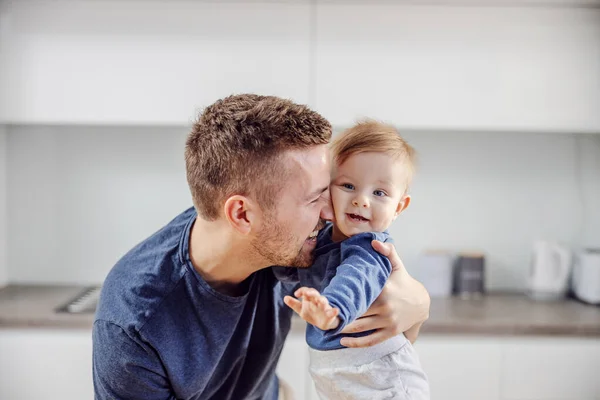 Junger Glücklicher Vater Umarmt Seinen Entzückenden Geliebten Sohn — Stockfoto