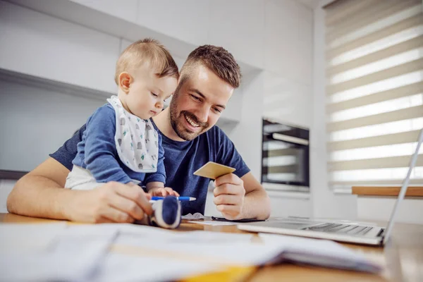 Jeune Beau Père Barbu Assis Table Avec Son Adorable Fils — Photo