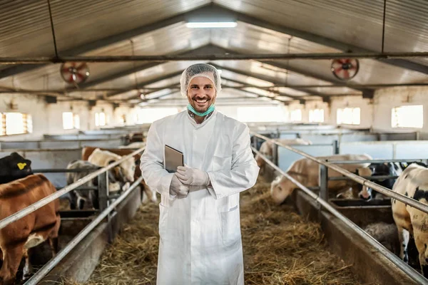 Joven Veterinario Caucásico Sin Afeitar Uniforme Protección Pie Granero Con — Foto de Stock