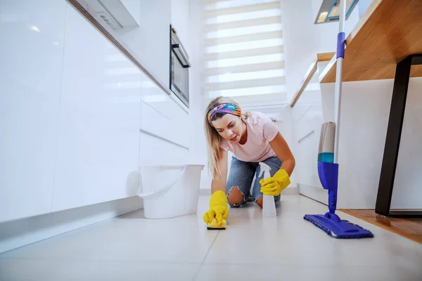 Tidy Waardige Kaukasische Blonde Huisvrouw Met Rubberen Handschoenen Knielen Keuken — Stockfoto