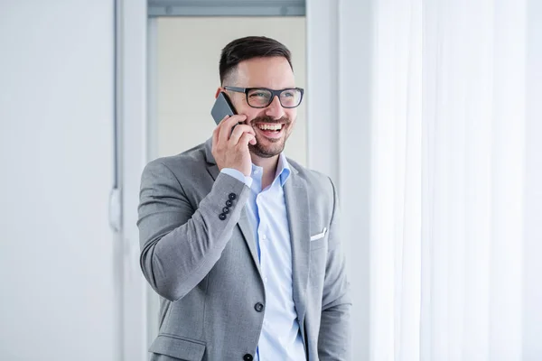 Tıraşsız Beyaz Takım Elbiseli Gözlüklü Çekici Bir Adamı Ofisinde Pencerenin — Stok fotoğraf