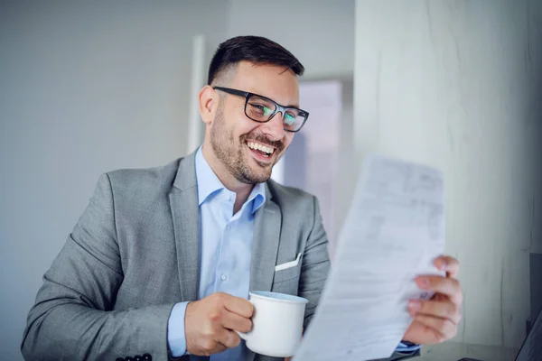 Bonito Caucasiano Elegante Sorridente Empresário Terno Com Óculos Segurando Uma — Fotografia de Stock