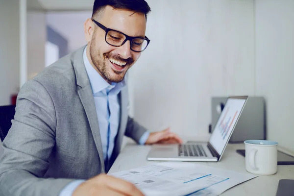 Sonriente Trabajador Gerente Caucásico Traje Gris Sentado Oficina Moderna Informe — Foto de Stock