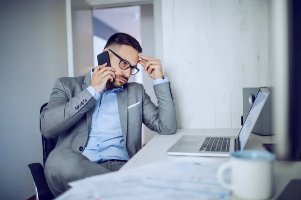 Stresli Şık Beyaz Takım Elbiseli Gözlüklü Ofisinde Otururken Dizüstü Bilgisayara — Stok fotoğraf