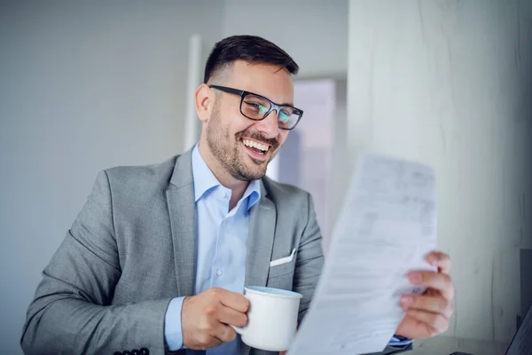 Prachtige Blanke Stijlvolle Lachende Zakenman Pak Met Bril Ene Hand — Stockfoto