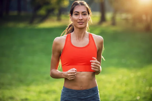 Joven Deportista Forma Atractiva Con Hábitos Saludables Que Corren Naturaleza — Foto de Stock