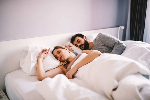 Genç Çift Yatakta Uzanıp Uyuyor — Stok fotoğraf