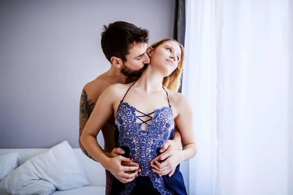 Jovem Casal Atraente Apaixonado Abraçando Quarto Homem Beijar Sua Amada — Fotografia de Stock