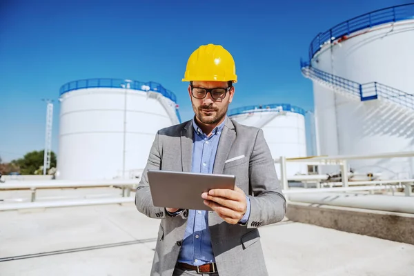 Attractive Dedicated Inspector Suit Helmet Head Standing Outdoors Refinery Using — Stock Photo, Image