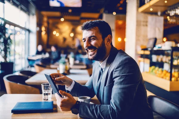 Jonge Glimlachende Blanke Bebaarde Succesvolle Zakenman Zittend Cafe Met Behulp — Stockfoto