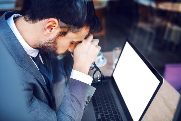 Desesperado Caucásico Joven Elegante Hombre Negocios Traje Sosteniendo Cabeza Pensando —  Fotos de Stock