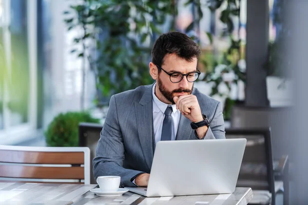 Pensive Gerichte Kaukasische Bebaarde Zakenman Pak Met Bril Zittend Terras — Stockfoto