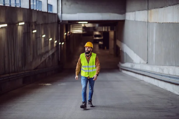 Pleine Longueur Travailleur Barbu Attrayant Travailleur Acharné Gilet Avec Casque — Photo