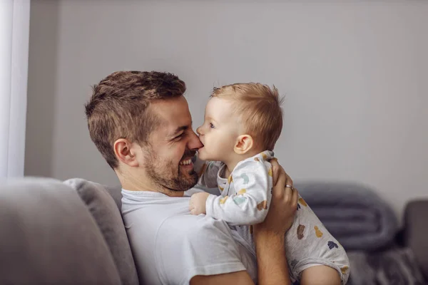 Adorable Niño Rubio Jugando Con Padre Cariñoso Mordiéndose Nariz Papá —  Fotos de Stock