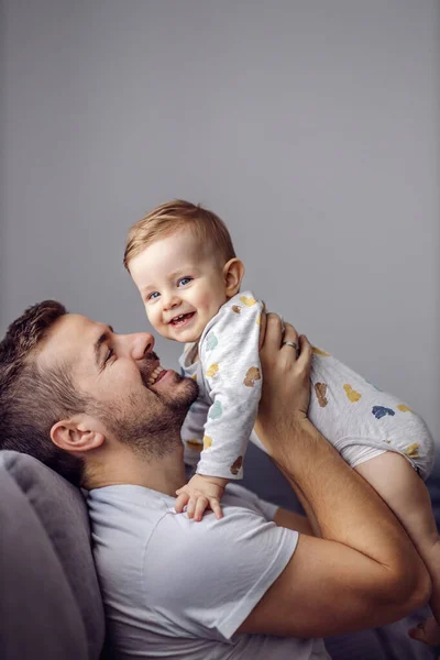 Joven Padre Guapo Sosteniendo Hijo Pequeño Jugando Con Mientras Está —  Fotos de Stock