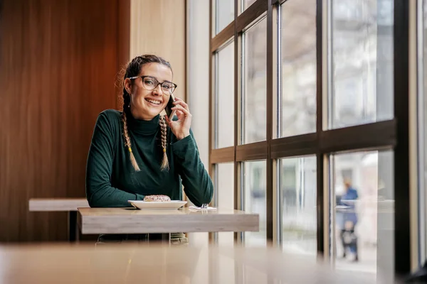 Усміхнена Жінка Сидить Кафетерії Біля Вікна Розмовляє Телефону Глобальна Концепція — стокове фото