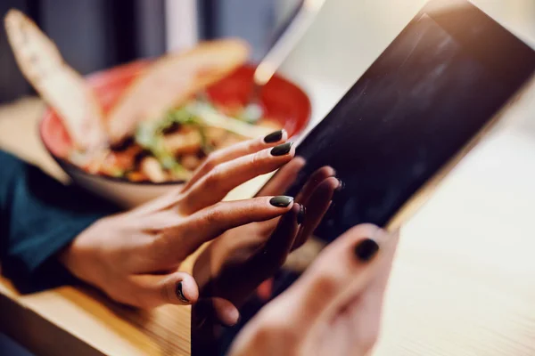 Nahaufnahme Eines Mädchens Das Restaurant Sitzt Tablet Der Hand Hält — Stockfoto