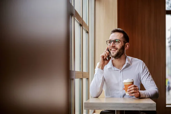 Jonge Vrolijke Glimlachende Man Elegant Gekleed Zitten Cafetaria Naast Het — Stockfoto