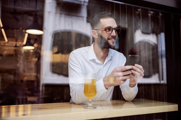 Giovane Uomo Geek Felice Camicia Seduto Nel Pub Dopo Lavoro — Foto Stock