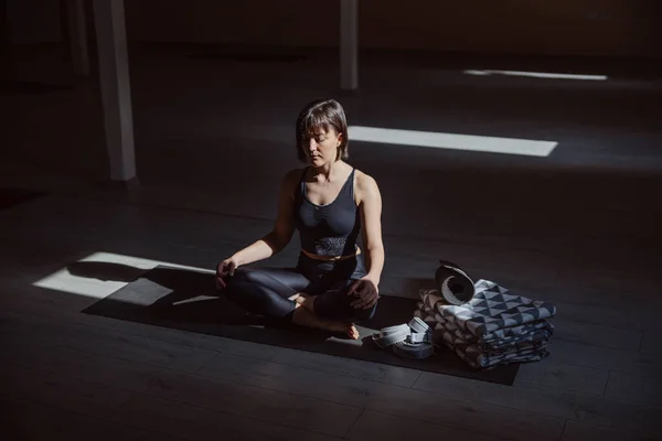 Ung Lugn Yogi Kvinna Lotus Yoga Pose Yoga Studio Interiör — Stockfoto