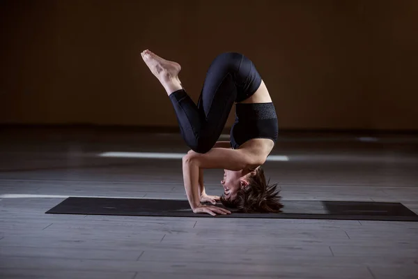 Sidovy Flexibel Passform Yogi Kvinna Balanserar Huvudet Yoga Studio Interiör — Stockfoto