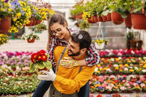 Két Kertésznek Van Hátvédje Férfi Pot Virágokkal — Stock Fotó